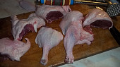Pomalejší výtečná pečeně kachny a kuřete na zázvoru a citronu