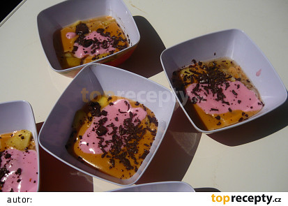 Piškotový puding s ovocem a šlehačkou