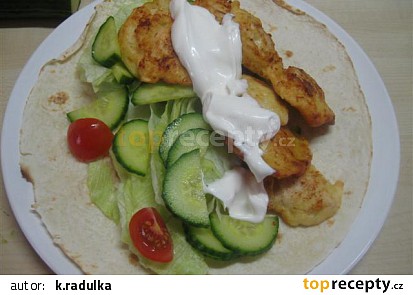 Wrap tortilla s kuřecími nugetkami v sýrovém těstíčku