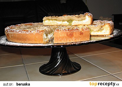 Koláč s rebarborou a tvarohem.