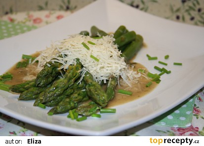 Marinovaný zelený chřest sypaný parmezánem