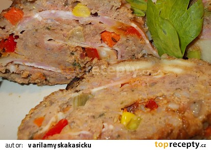 Mozaiková  sekaná,  plněná mozzarellou a anglickou slaninou