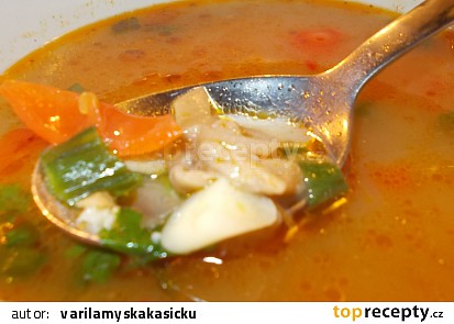 Polévka z hlívy ústřičné, chilli papriček a řapíkatého celeru