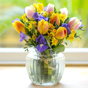 kytica-kvety-vo-vaze-zlte-tulipany-narcisy-255495.jpg