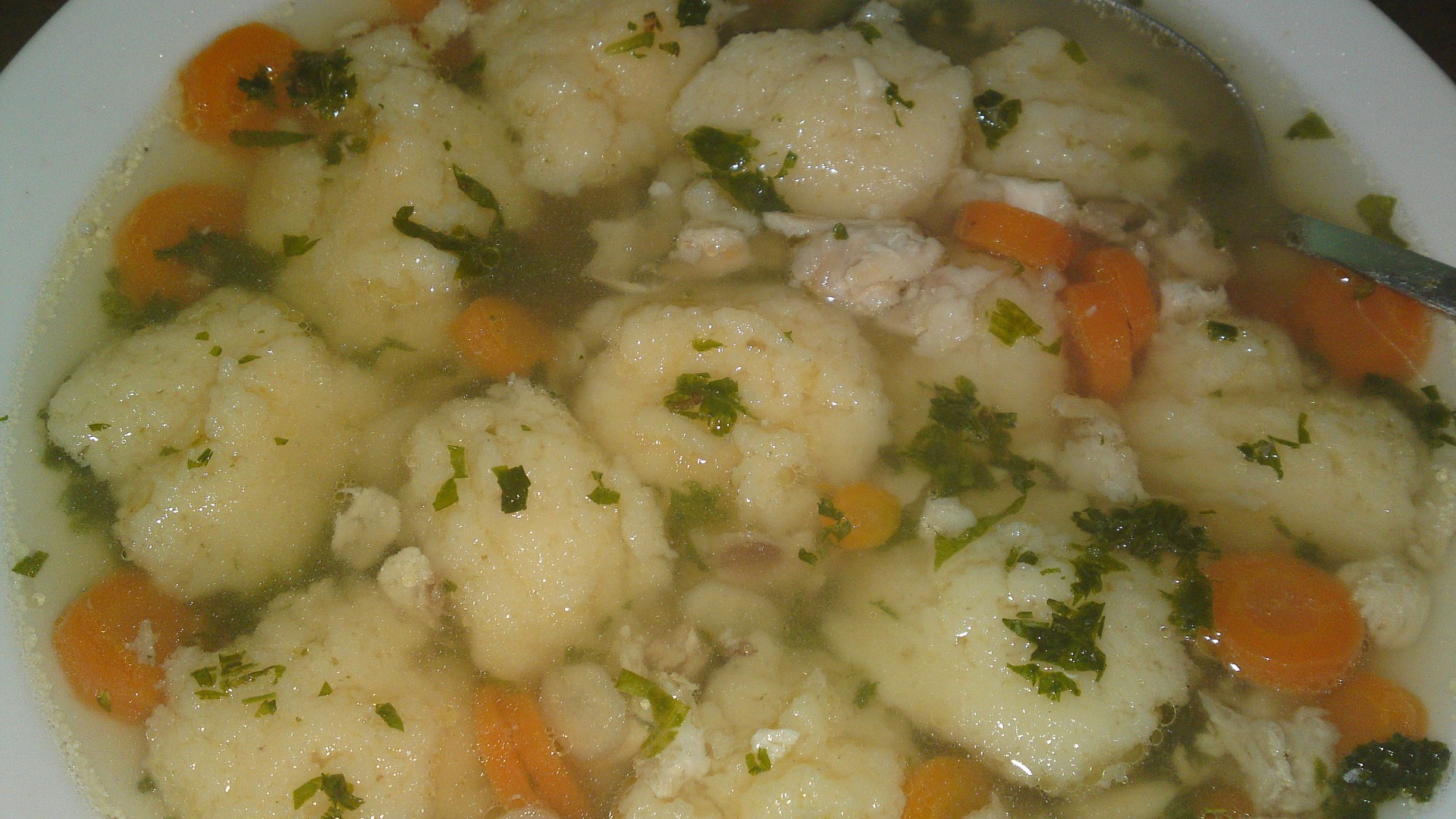 Polévka z kuřecích hřbetů s krupicovými haluškami recept TopRecepty.cz