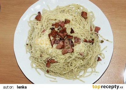 Špagety s klobásou a bazalkou