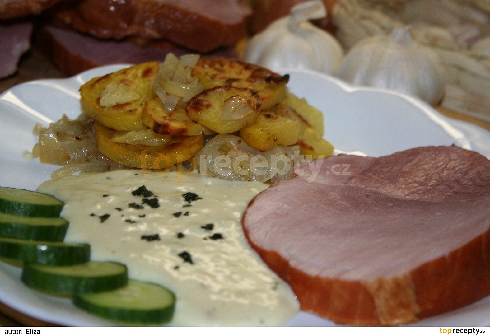 Uzená kýta s česnekovou omáčkou recept TopRecepty.cz