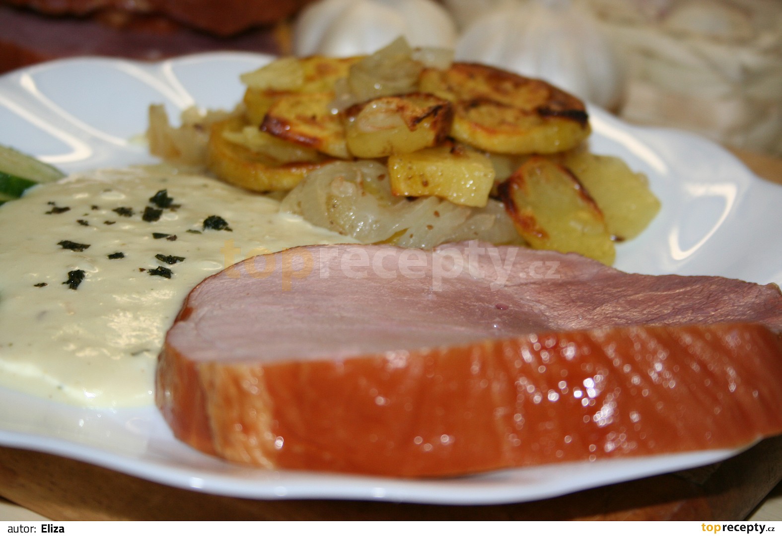 Uzená kýta s česnekovou omáčkou recept TopRecepty.cz