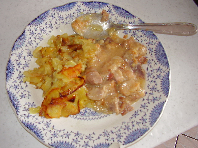 Marinované maso s praženými bramborami