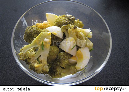 Brokolicový šalát s vajcom