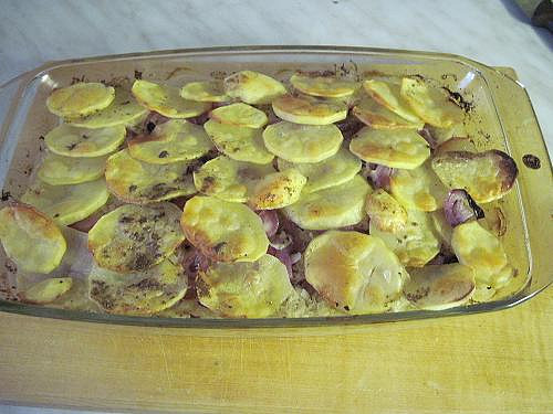 Zapečené brambory s kyselým zelím a anglickou slaninou