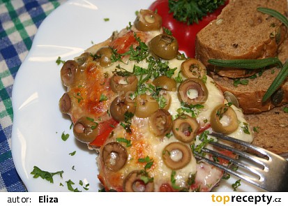 Šťavnatý masový nákyp zapečený s rajčaty, mozzarellou a olivami