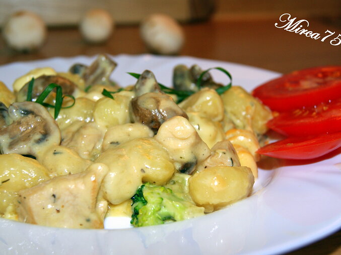 Zapečené gnocchi se žampiony, kuřecím masem a uzeno-sýrovou omáčkou