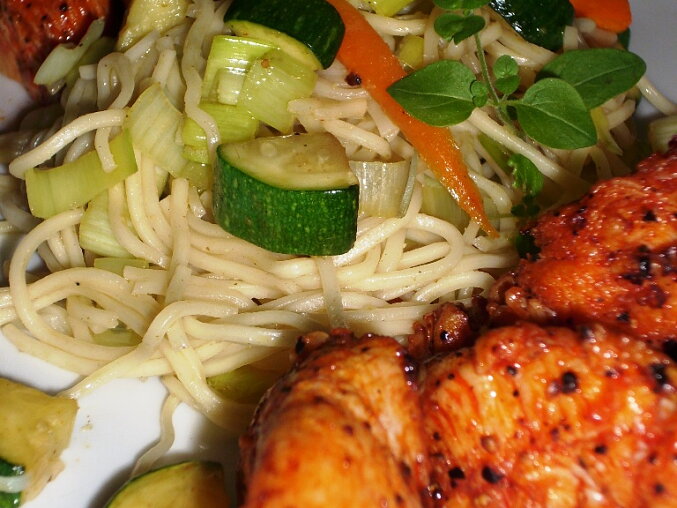 Kuřecí prsa Tandoori se zeleninovými nudlemi