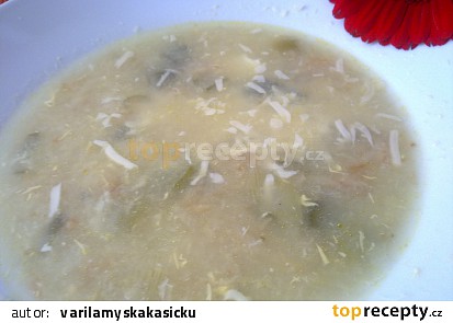 Polévka s pórkem, celerem, petrželí a sýrem