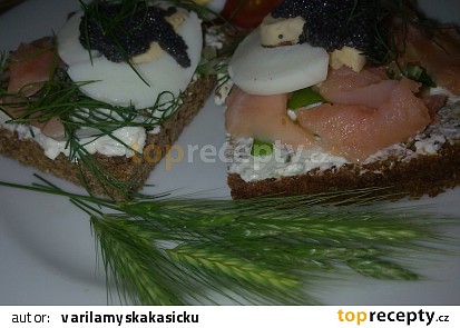 Mini žitné  chlebíčky s lososem,  tuňákem, vejci, lučinou a koprem