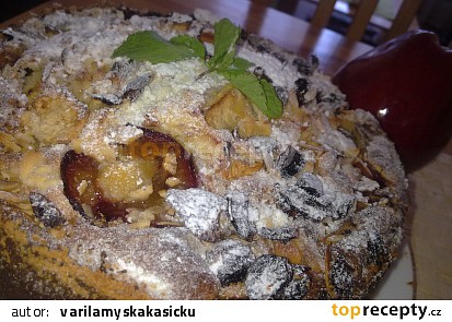 Křehký jablko-švestkový koláč