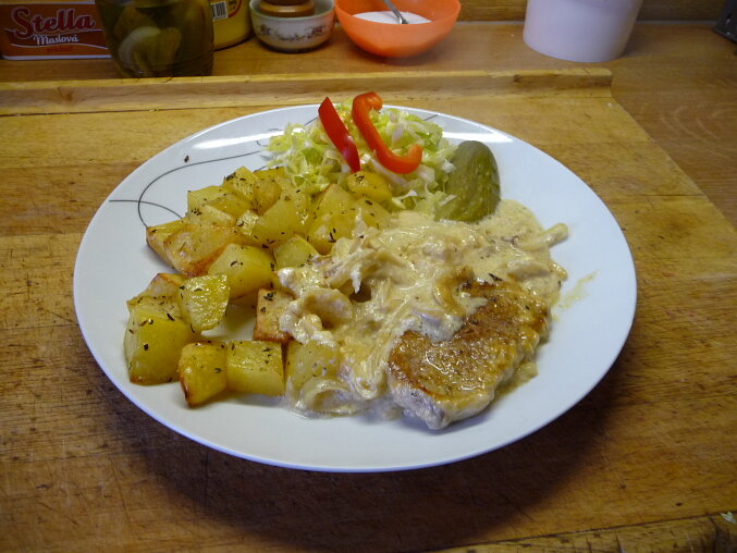 Kotleta na smetaně s pečeným bramborem