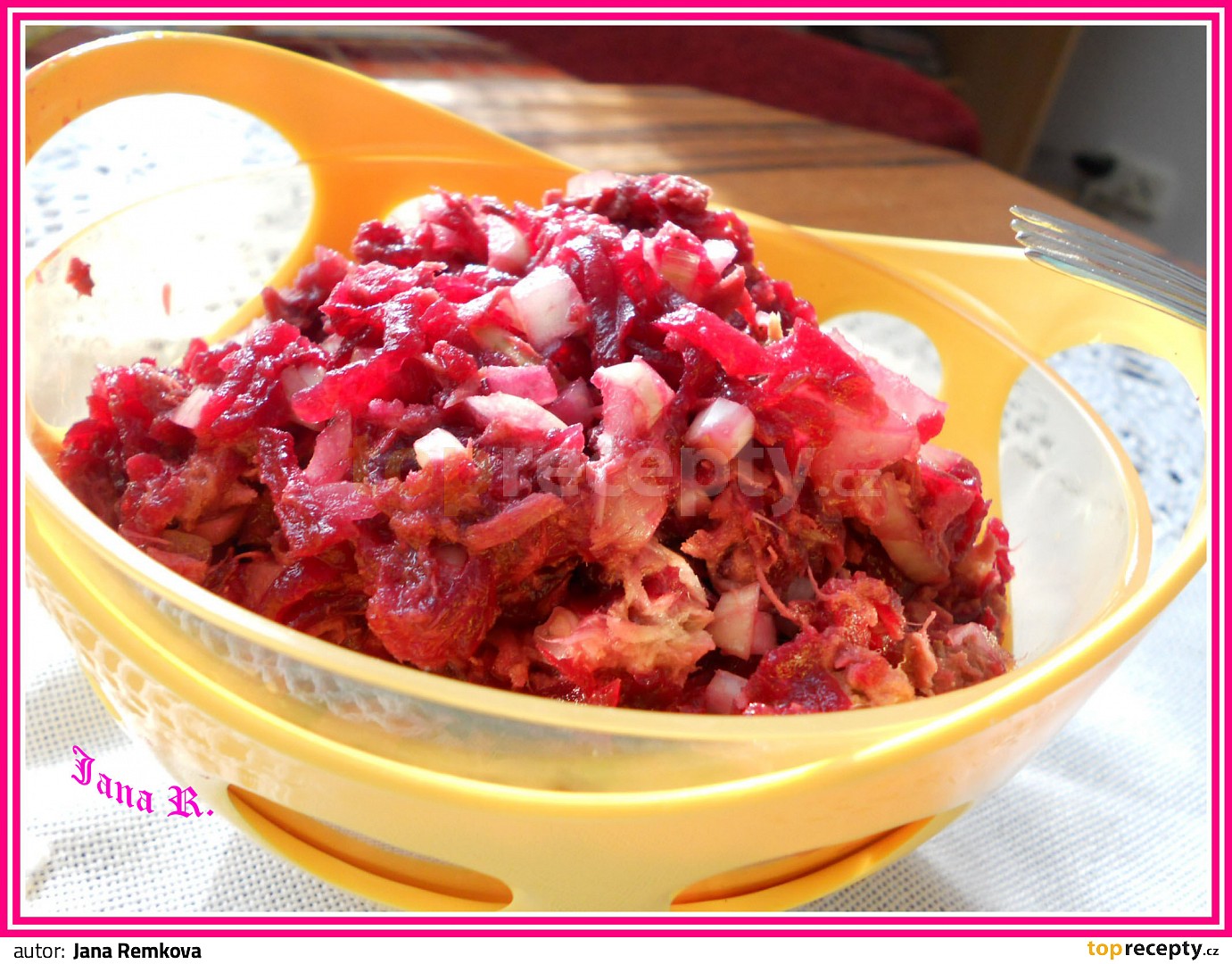 Červená řepa s tuňákem a cibulí recept - TopRecepty.cz