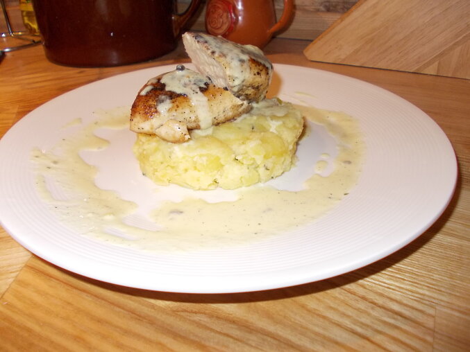 Kuřecí steak se zeleným pepřem a šťouchanými brambory