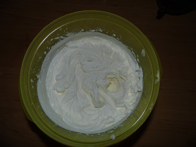 Jak vyšlehat krém z mascarpone a šlehačky?