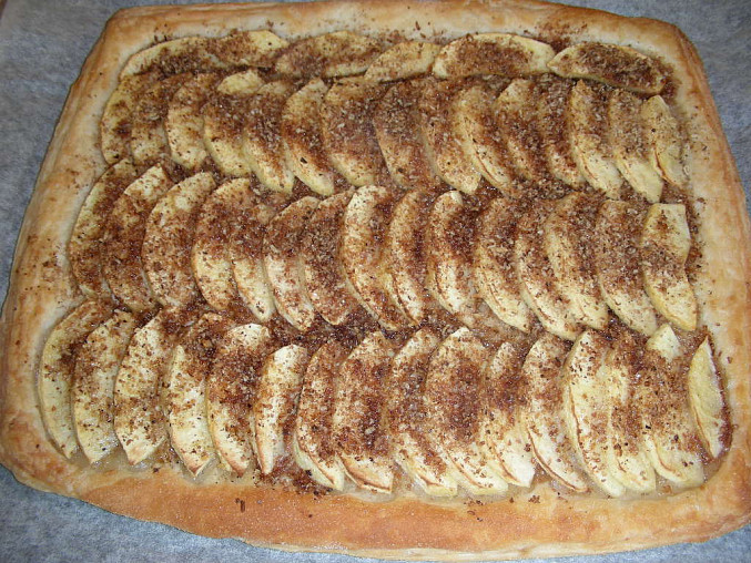 Rychlý jablkový koláč s obrubou