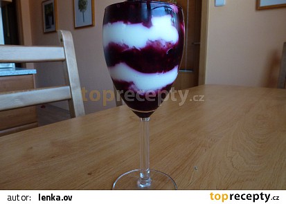 Tvarohový pohár s lesním ovocem