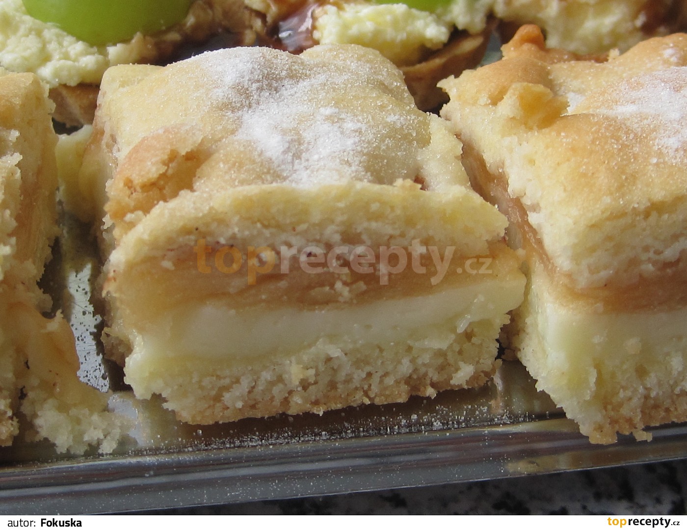 Jablečné řezy s pudinkem recept TopRecepty.cz