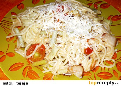 Špagety se zelenými fazolkami, slaninou a rajčaty