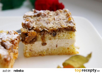 Drobenkový tvarohový koláč zalitý šlehačkou