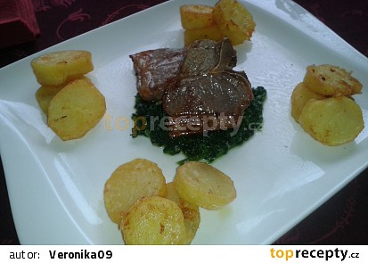Jehněčí T-bone steak, na špenátovém lůžku s česnekem a restovanými brambory s tymiánem