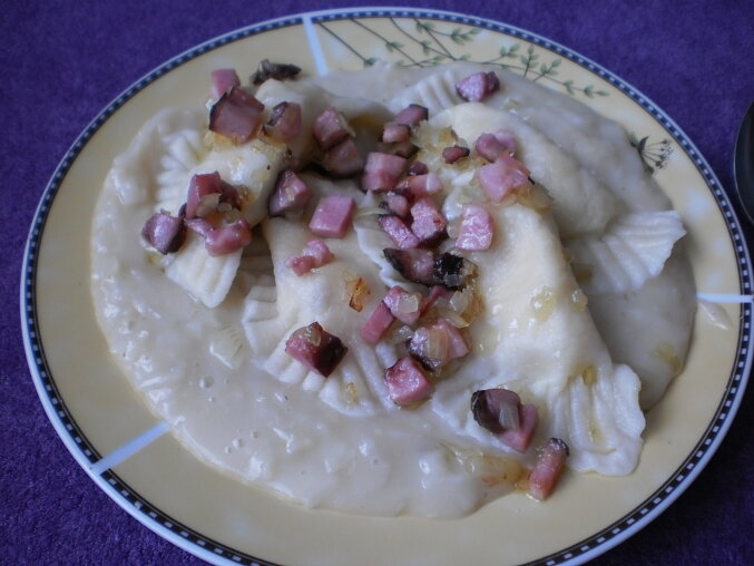 Pirožky plněné brynzou se zelím