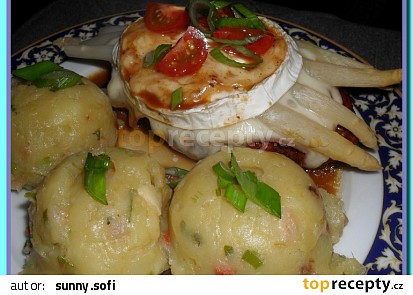 Kuřecí kapsa se sušenými rajčaty, zapečená se šunkou, chřestem a camembertem