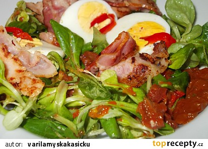 Salát se slaninou, polníčkem, sušenými rajčaty a vejci