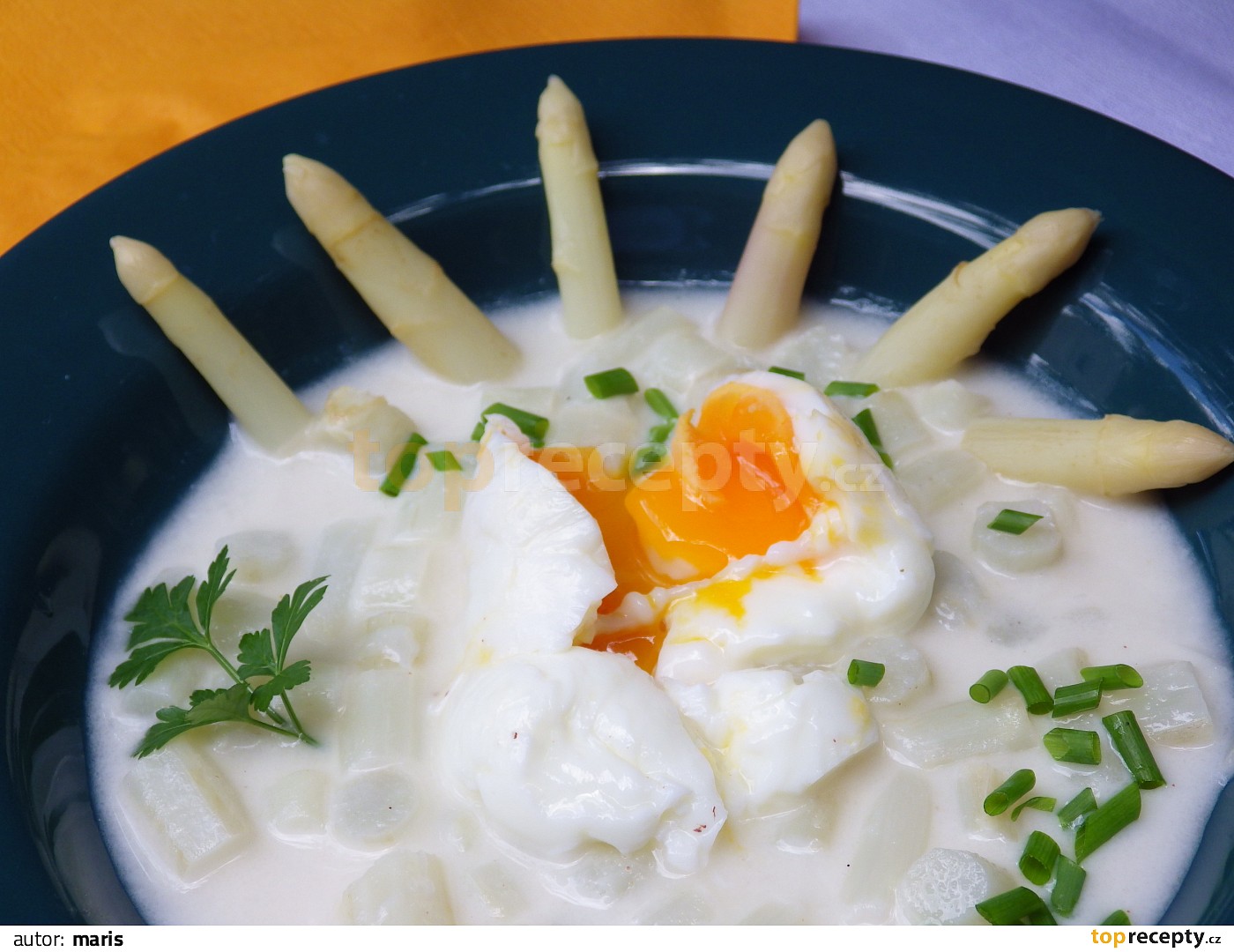 Chřestová polévka s pošírovaným vejcem recept TopRecepty.cz