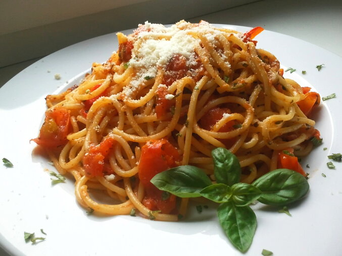 Spaghetti pomodoro s česnekem, čerstvou bazalkou a parmazánem
