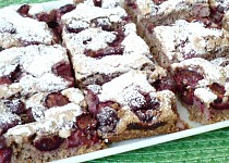 Třešňový koláč s ořechy