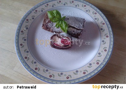 Kakaova omeletka s mascarpono-smetanovym kremem a malinami