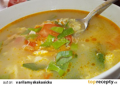 Drožďová polévka s kořenovou zeleninou, paprikou a  rajčaty