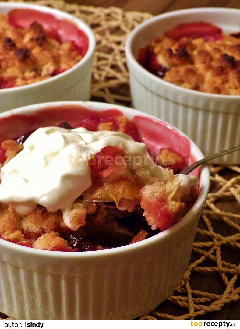 Kořeněný slívovoostružinový crumble recept TopRecepty.cz