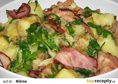 Teplý salát z brambor, slaniny a rukoly
