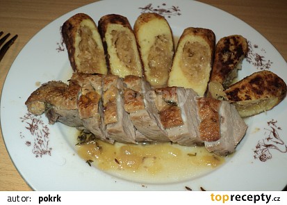 Kachní prso na tymiánu s bramborovými šiškami plněnými medovým zelím