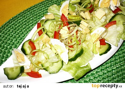 Ledový salát se zeleninou a vajíčkem