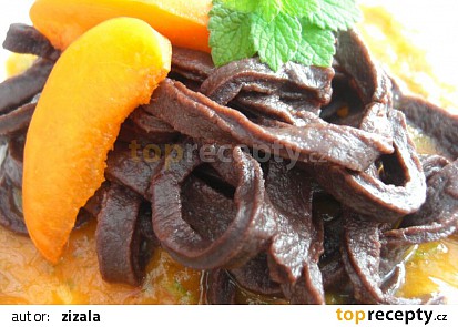 Čokoládové nudle s perníkovou chutí a meruňkovou omáčkou