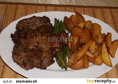 Krkovička na steakovém pepři s fazolkami a brambory