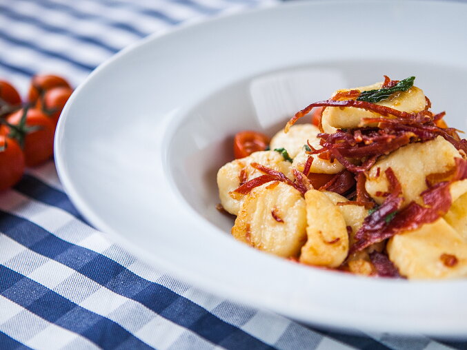 Domácí gnocchi se šalvějí a prosciuttem