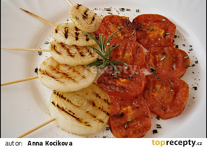 Cibule s rajčaty na grilovací pánvi, s česnekovo- rozmarýnovým nádechem