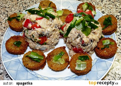 Salát z pečenáče a korunních sardinek s česnekovými krutonky
