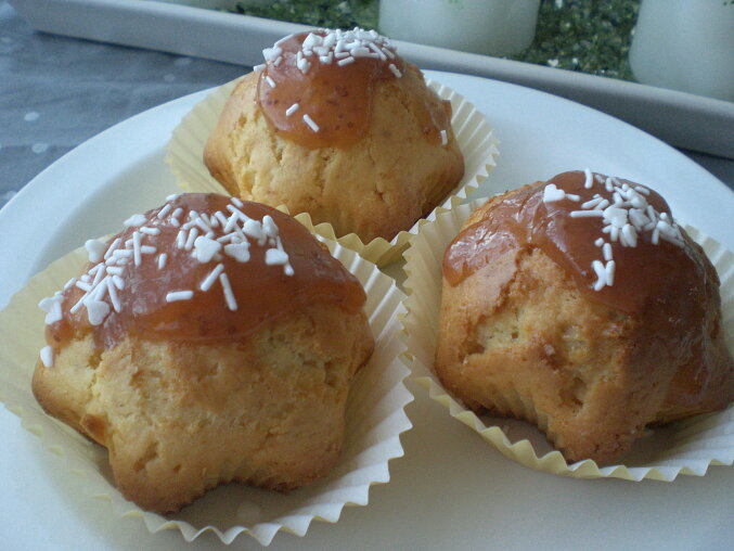 Vanilkové muffiny s jahodovou polevou