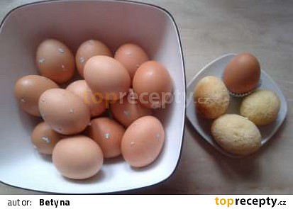 Bábovka ve vaječných skořápkách